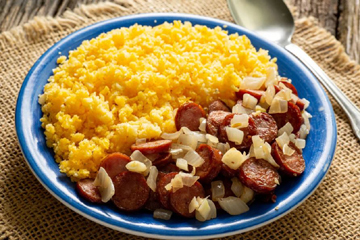 Cuscuz com Calabresa, Requeijão, Ovo, Queijo e Tomate