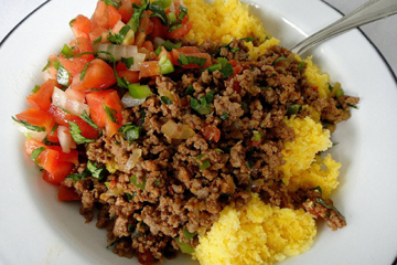 Cuscuz com Carne Moída, Queijo, Ovo, Requeijão e Cheiro Verde